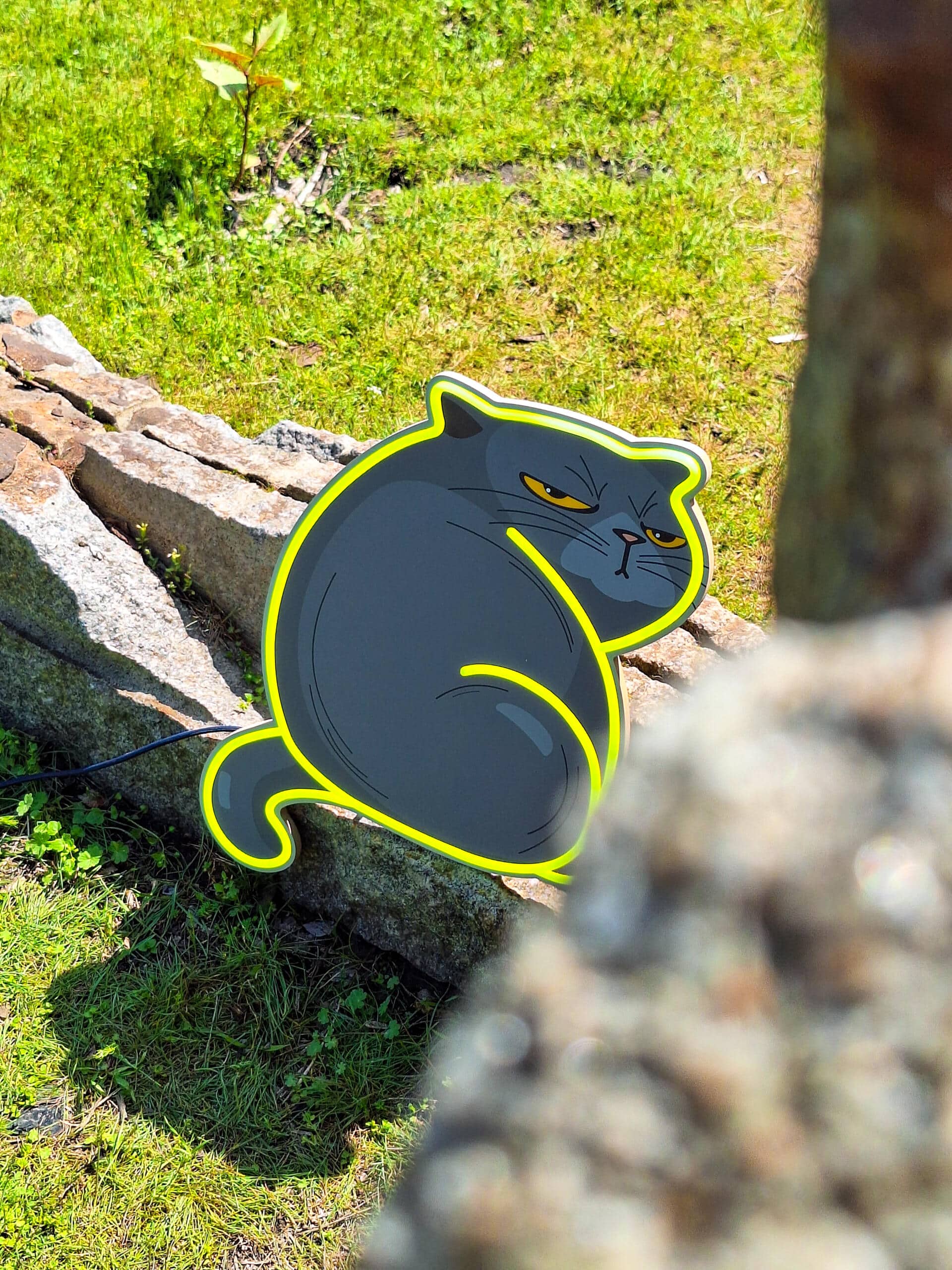 Stylish "The Zen Master" Neon Art - bright wall decoration featuring a calm cat with yellow glow. Perfect for cat lovers and modern decor enthusiasts. Create a cozy atmosphere in your home!