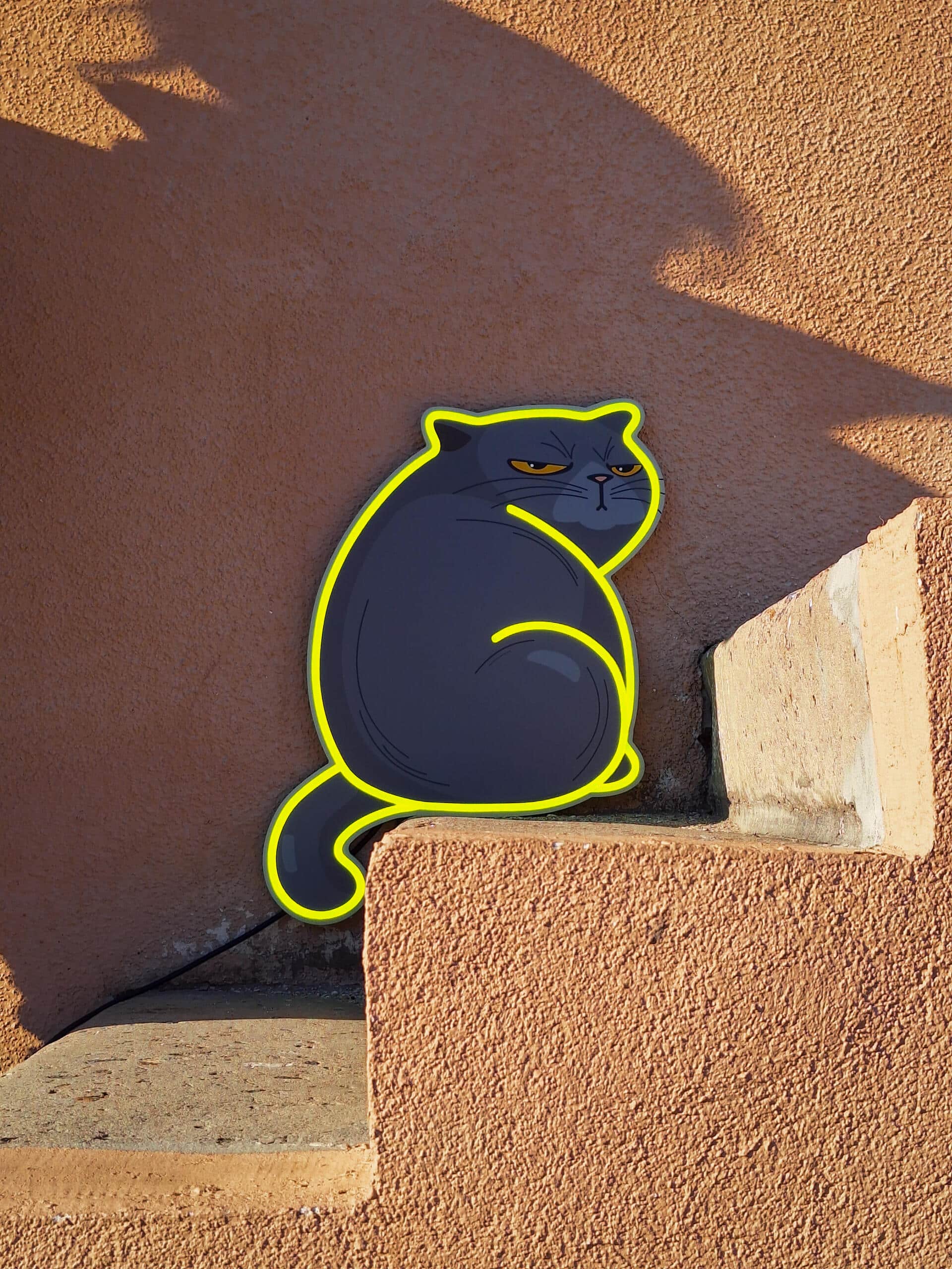 Stylish "The Zen Master" Neon Art - bright wall decoration featuring a calm cat with yellow glow. Perfect for cat lovers and modern decor enthusiasts. Create a cozy atmosphere in your home!